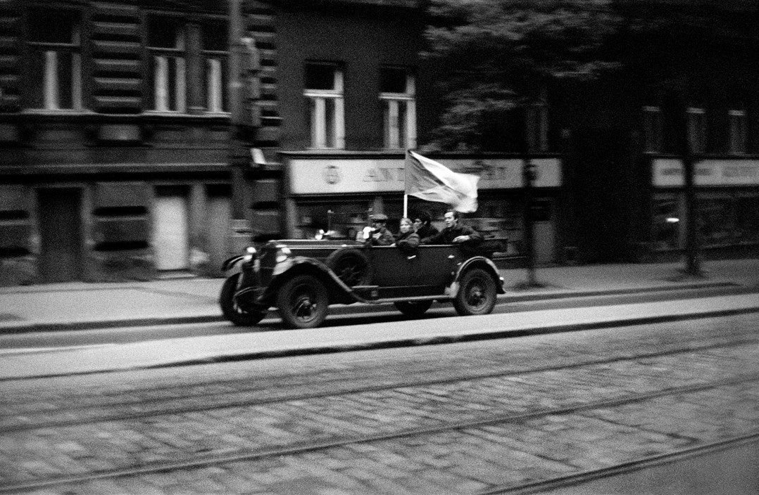 Josef Koudelka — Invasion Prague 68